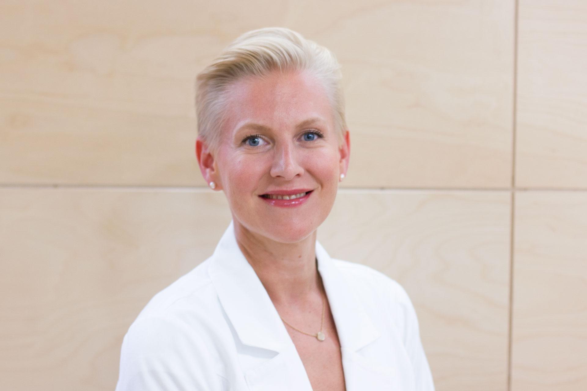 Aino Rönnblad, plastiikkakirurgian erikoislääkäri
